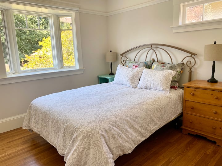 Ძირითადი საძინებელი ორადგილიანი საწოლით, ხარისხიანი ბამბის თეთრეულითა და ბალიშებით