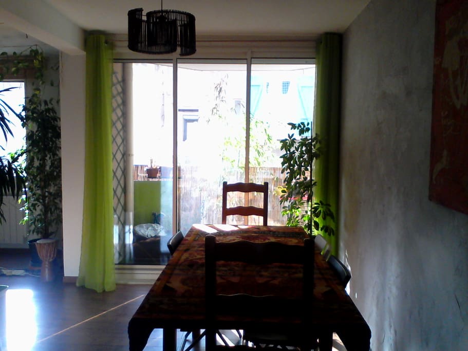 Au fond, le balcon côté rue
