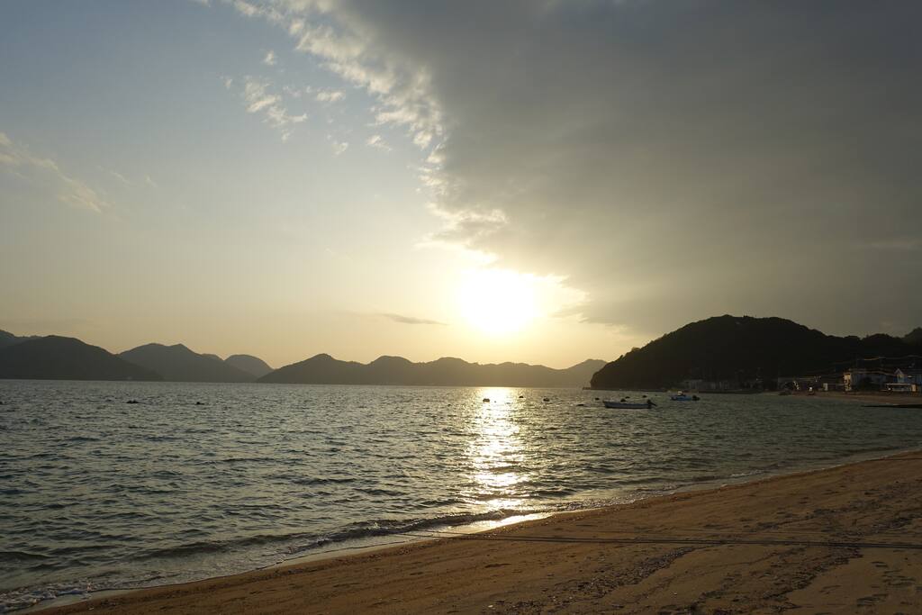 海までは徒歩30秒。泊まらなければ味わうことのできな息を呑むほど絶景の朝日を、是非見てみてほしいです。/ 30sec walk to the sea.hope you to see the view of sun rise.witch you can't see without staying this place...