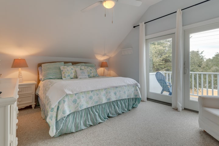 غرفة نوم بسرير كبير في الطابق العلوي مع حمام كامل