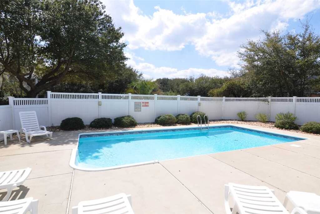CC130: Bermuda Banks | Private Pool