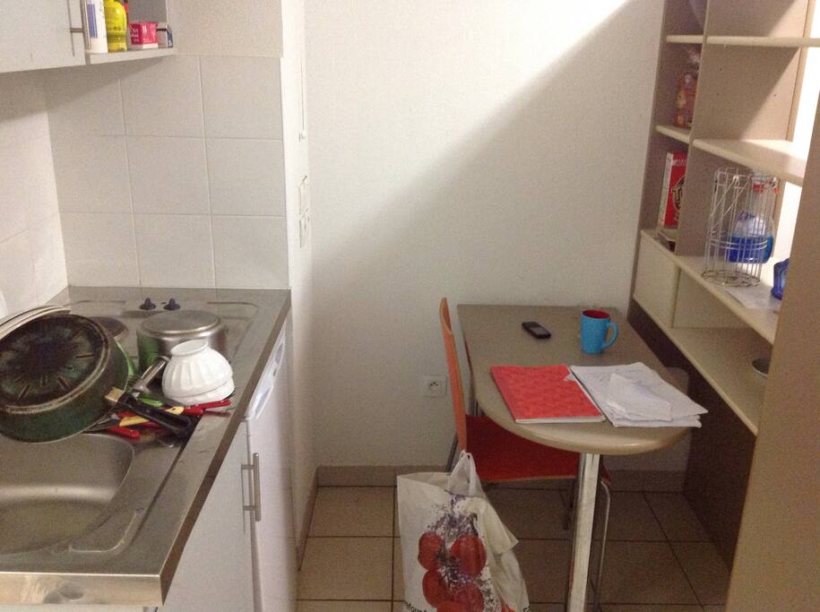 Cuisine avec ustensiles utilisables