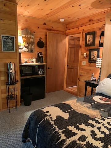 Bear Pause Inn, mtn log home, private entry suite.
