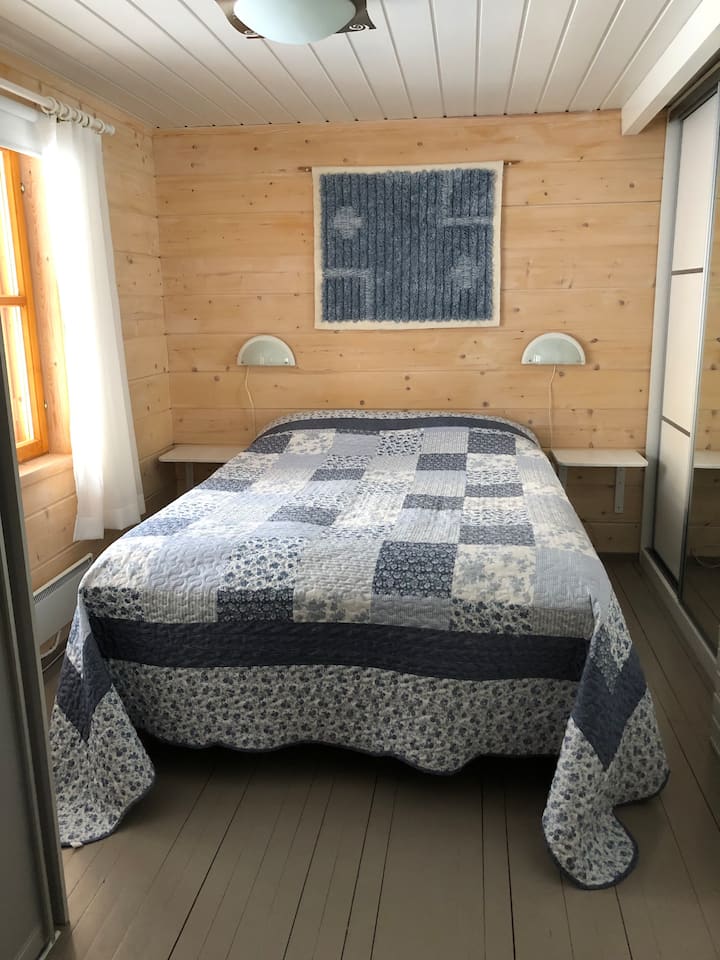 床宽140厘米，长200厘米。
2个枕头[50x60]和2张羽绒被[150x210]