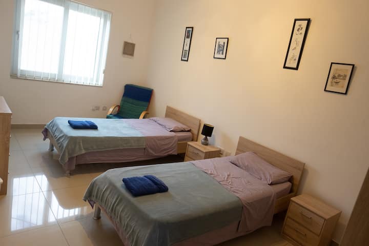 Numri 2 i dhomës së gjumit plot me dritë