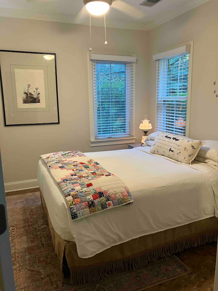 Chumba cha kulala, kitanda cha upana wa futi tano. 