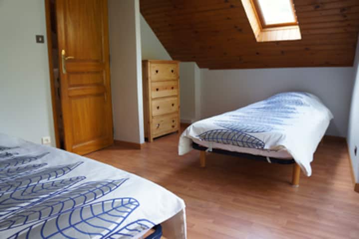 Room with two single beds 