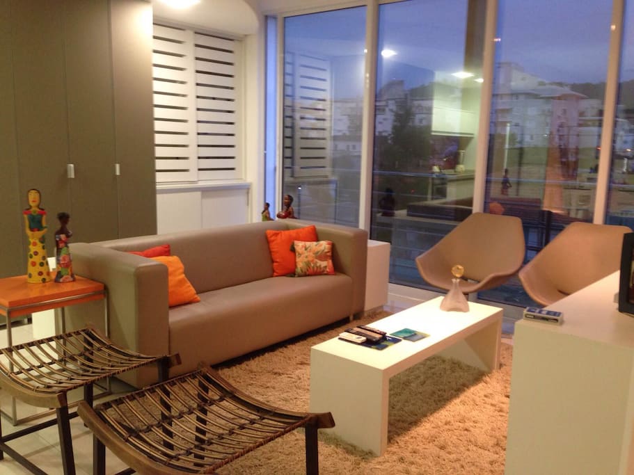 Sala de estar ensolarada, climatizada com split e finamente decorada
