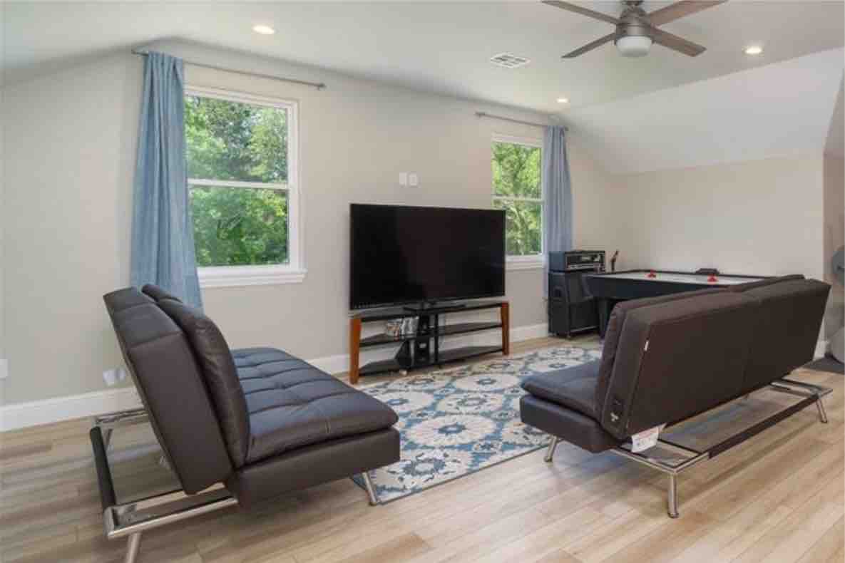 Игротека на горниот кат со 2 футони кои се склопуваат во кревети. За овие футони е обезбедена постелнина. 