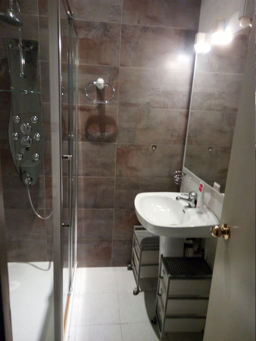 Cuarto de baño, con ducha.