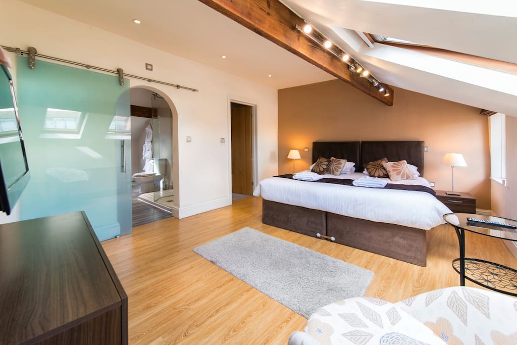 Spacious super-king size double room (can be twins on request) with en suite shower room.