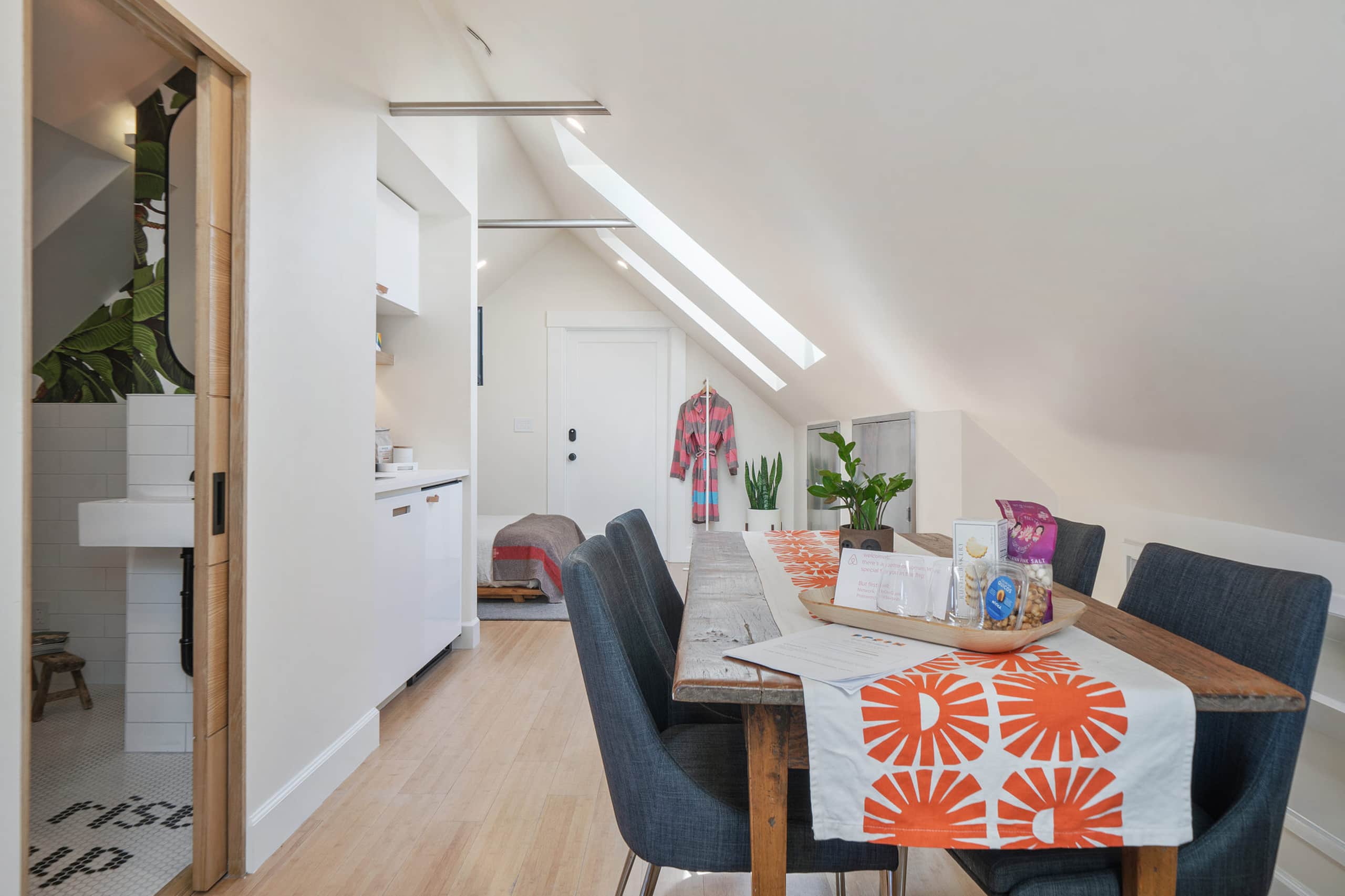 Home in San Francisco · ★4.95 · 1 bedroom · 2 beds · 1 bath - Image 11