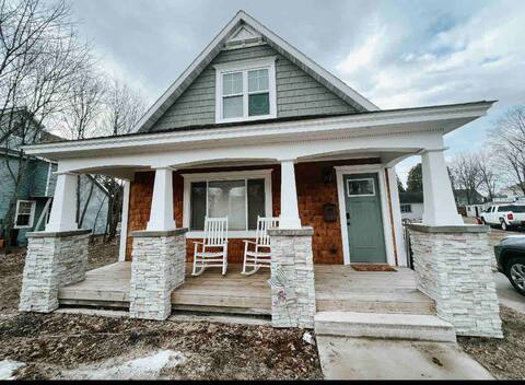 Park St Retreat- 1 MI From Snowmobile Trail 3BR