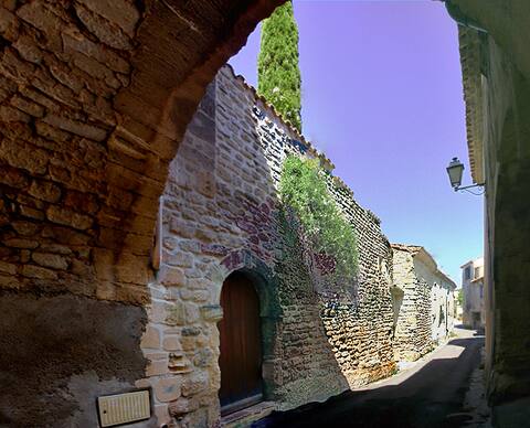 Large apartment around a beautiful 14th century patio.
