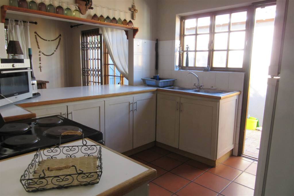 Fully equipped shared kitchen