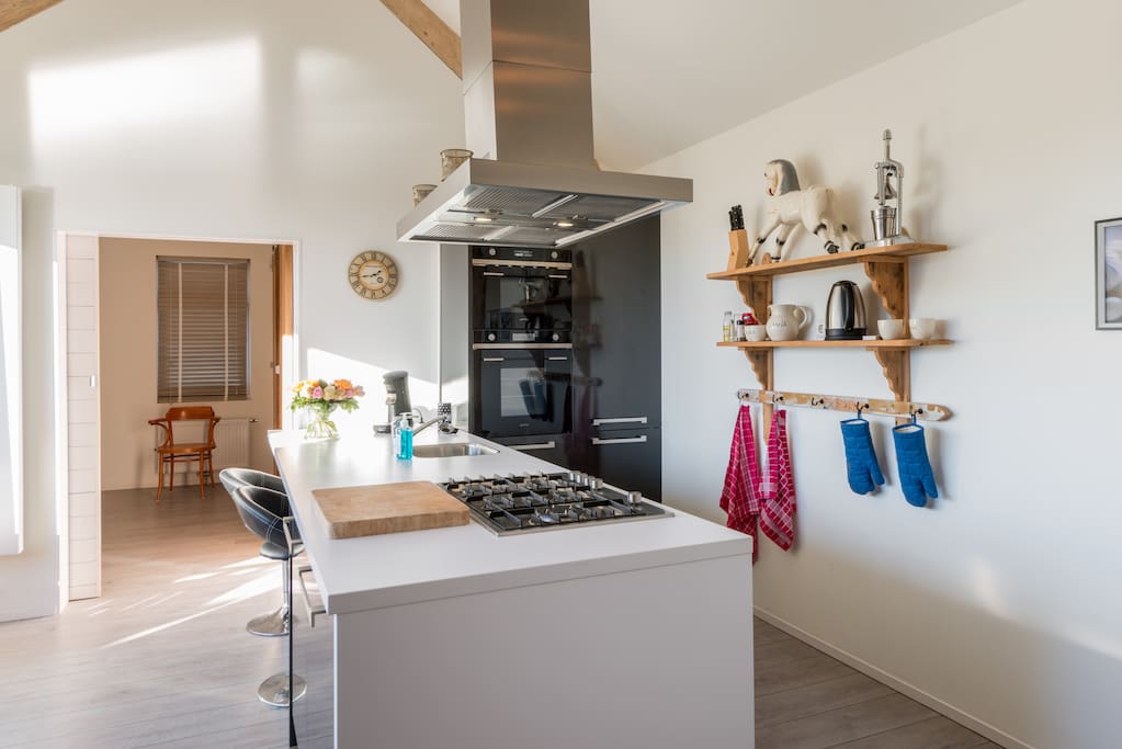 Het kookeiland.
als je sta te koken kijk je over het meer.