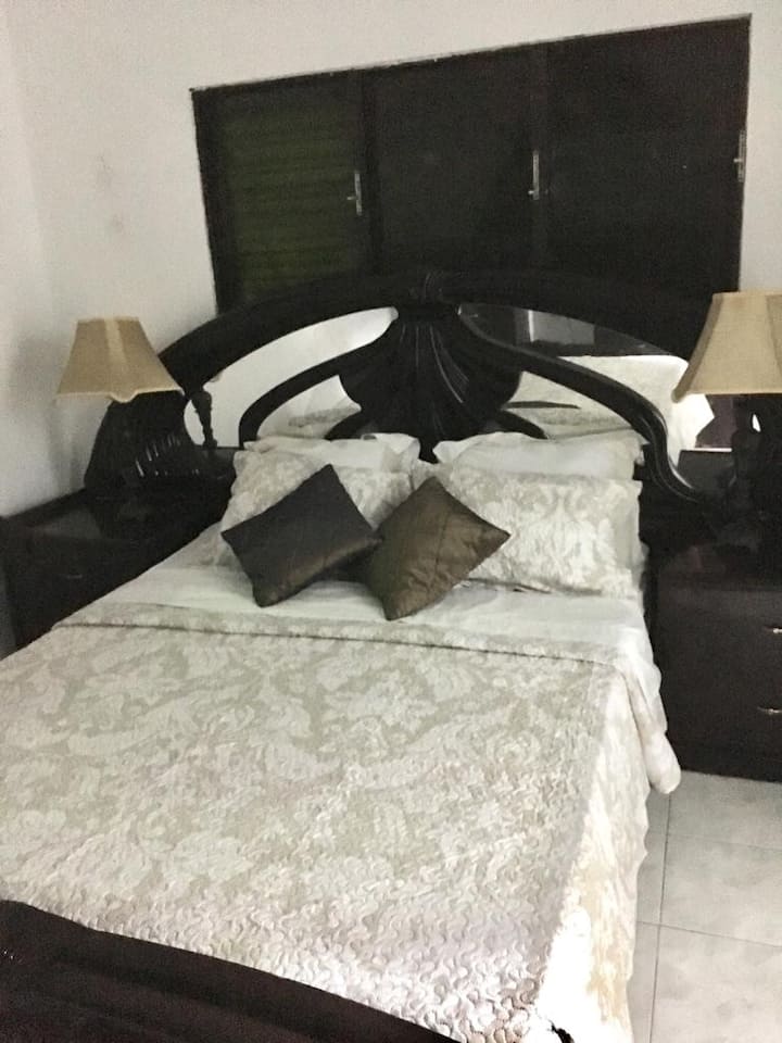 Glavna spavaća soba s bračnim krevetom (širine 180 - 200 cm) 