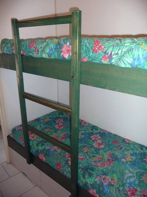 Coin cabine