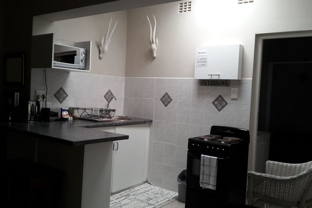 Kitchenette and cooking facilities