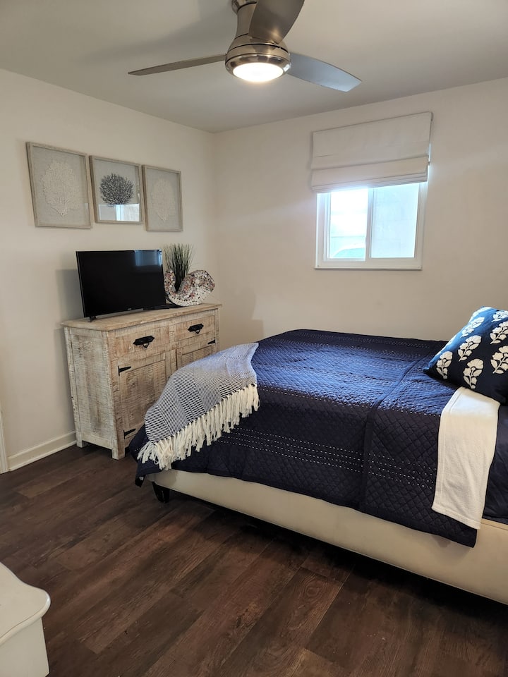 تحتوي غرفة النوم الثانية على سرير بحجم كوين وتلفزيون ذكي ومروحة سقف. 