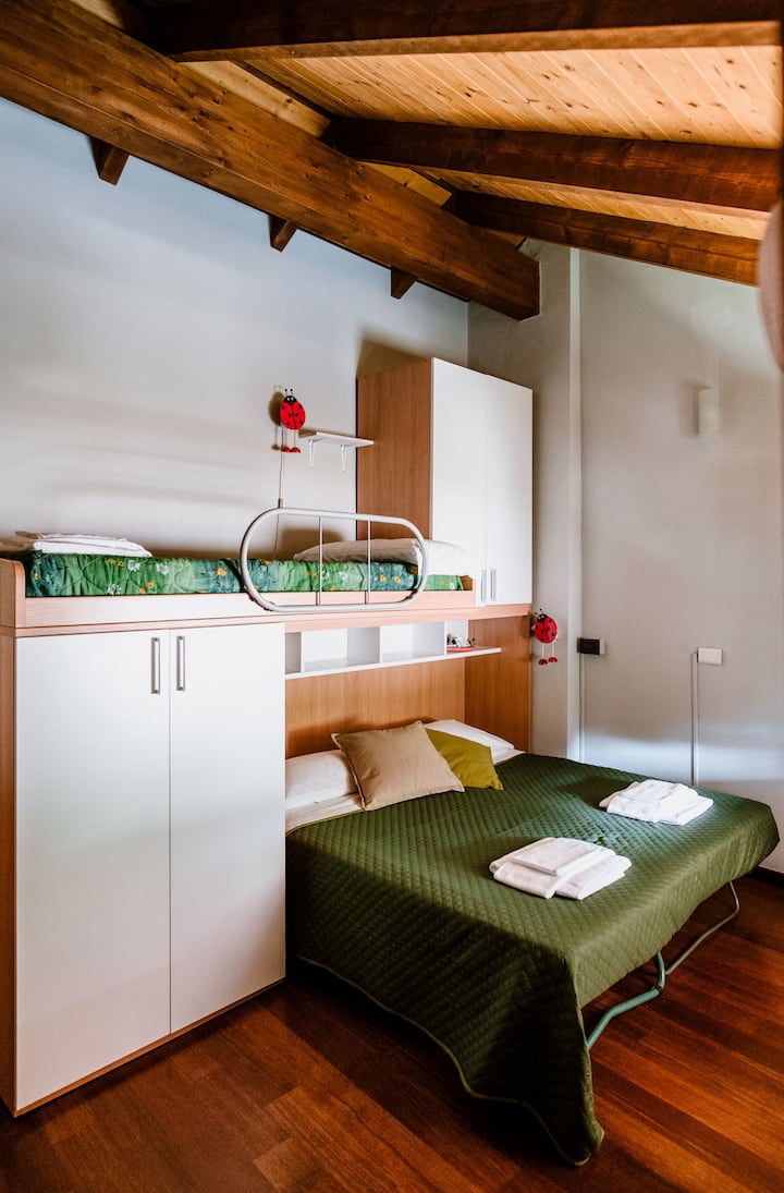 ห้องนอนที่สองมีเตียงคู่และเตียงเดี่ยวที่สะดวกสบาย | ห้องนอนที่สองพร้อมเตียงควีนไซส์ที่สะดวกสบายและเตียงเดี่ยว
