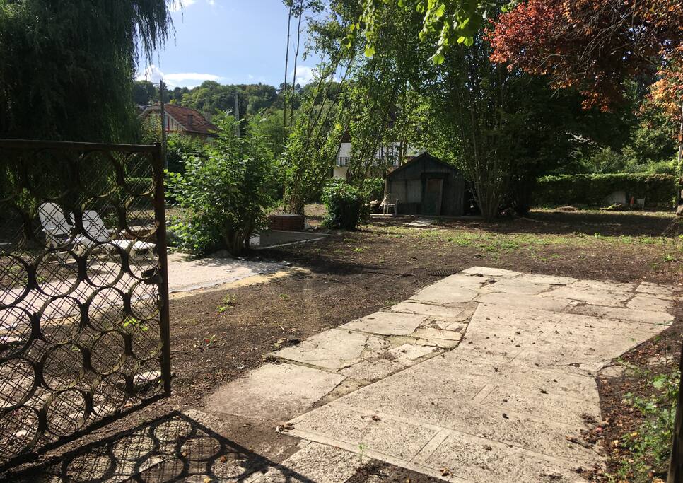 Le terrain avec la petite cabane