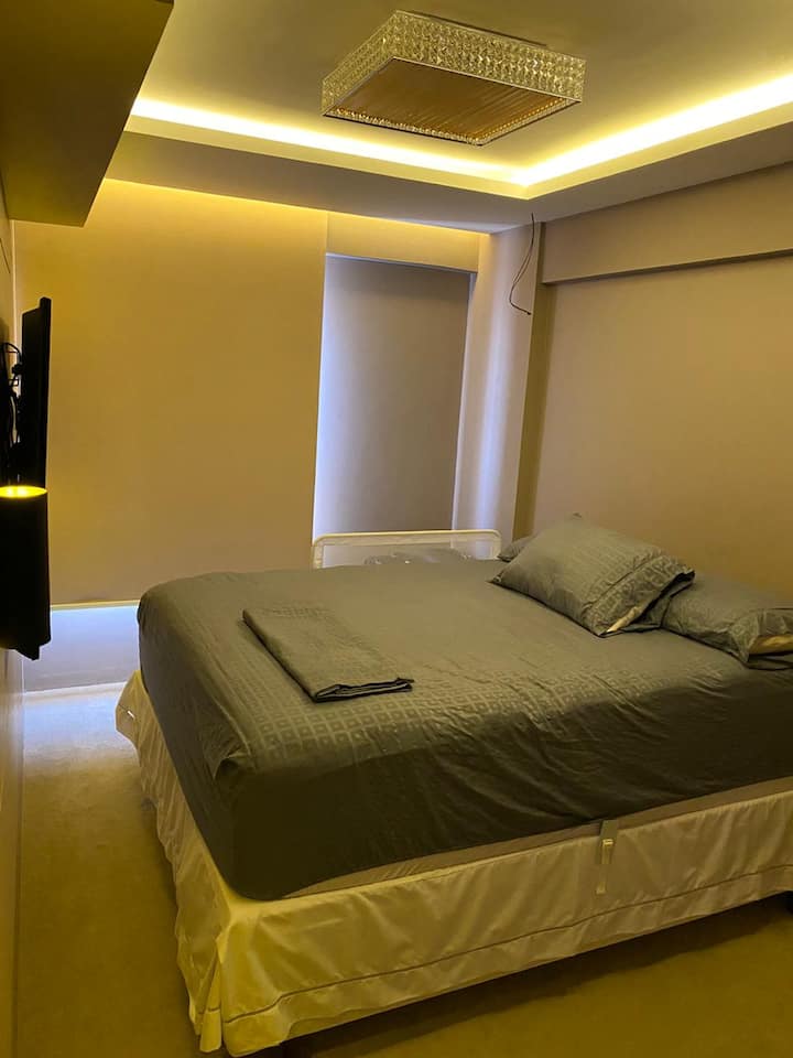 Suite 
Queen bed with bagged spring mattress.
Tv 50" Samsung
Air Condition Split