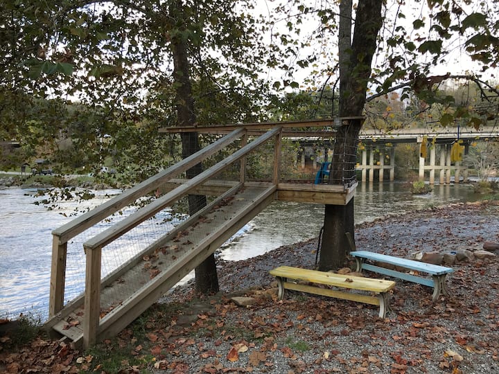 Riverfront Yeararound Easy Access Play on! Guest suites for Rent