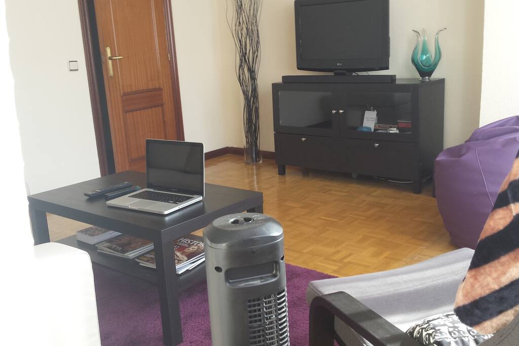 salon con televisión y equipo de sonido