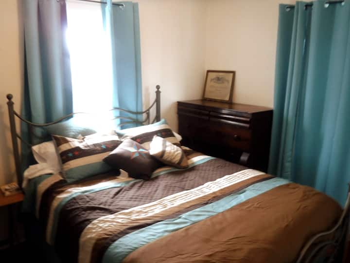 后卧室标准双人床