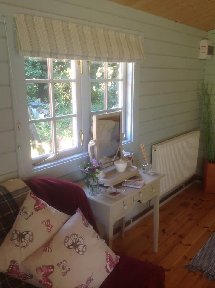 Cosy Cabin in Partridge Green,Sussex Cabins for Rent in Partridge