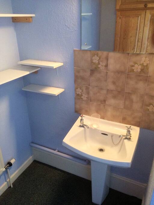 Room 5 wash basin