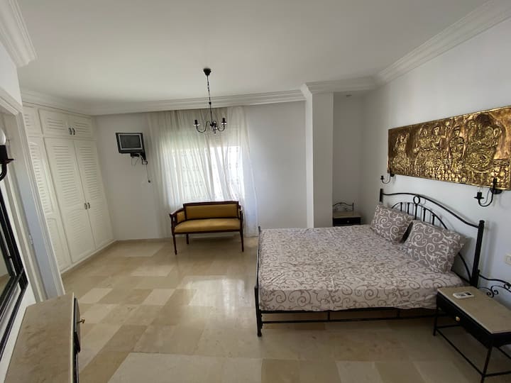 主卧配有双人床和卫生间