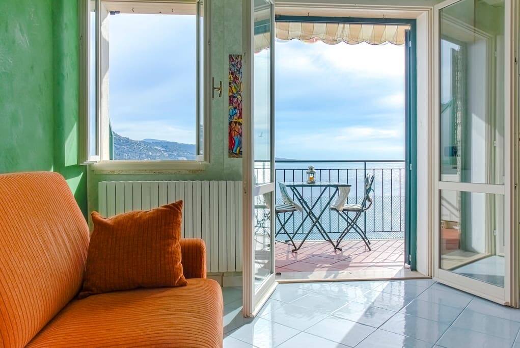 Bright living room with a great sea view. Luminosissimo salottino con una vista mozzafiato
