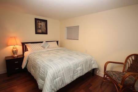 Cozy Bedroom near Skytrain