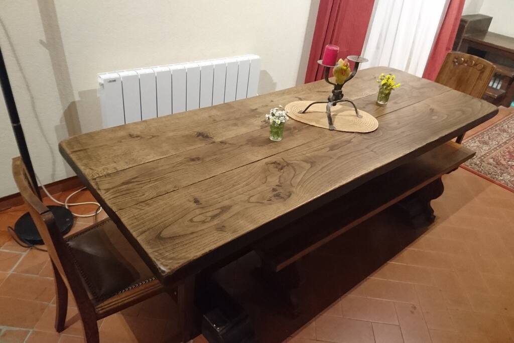 Table pour 8 personnes - 2 Bancs et 2 Chaises