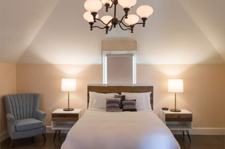 The super comfy queen sized beds will ensure you get a great nights sleep during your stay with us.  Bedroom on the third floor. 