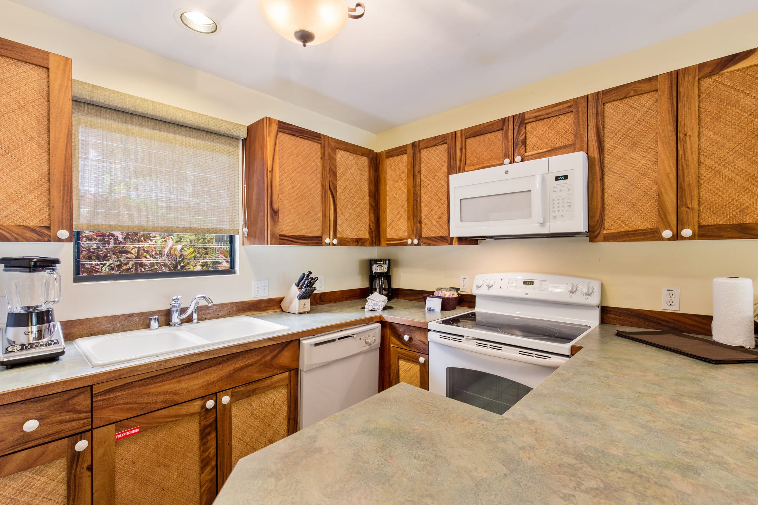 Condo in Kailua-Kona · ★4.9 · 2 bedrooms · 2 beds · 2 baths - Image 11