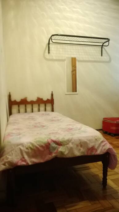 Cama de solteiro, espelho e arara