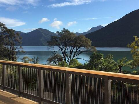 Marlborough Sounds 3brm Holiday Home with Sea View
