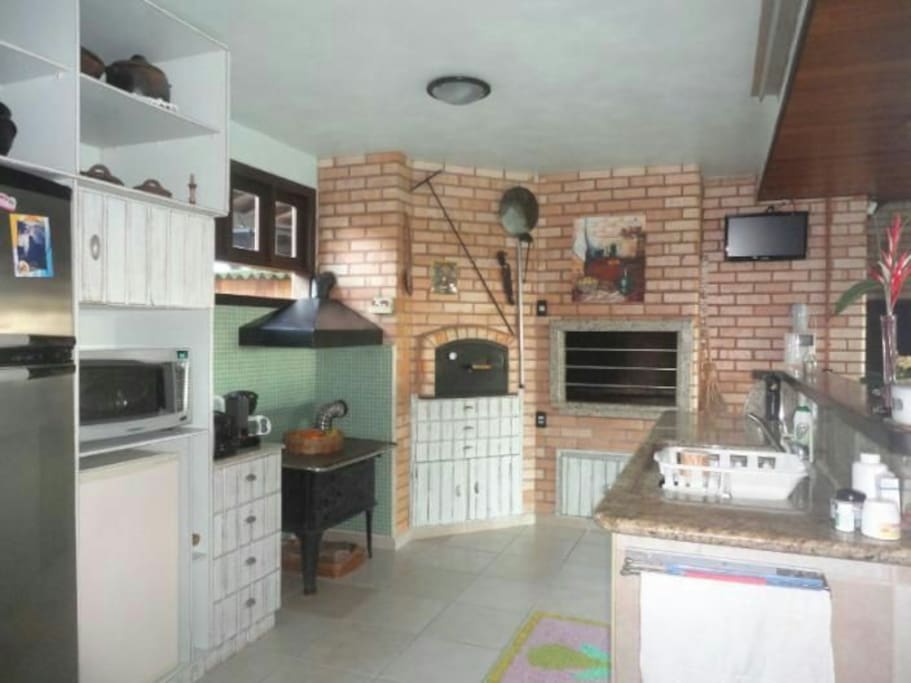 Cozinha Equipada:
Geladeira, fogão, churrasqueira e forno de pizza. Todos os utensílios de cozinha.