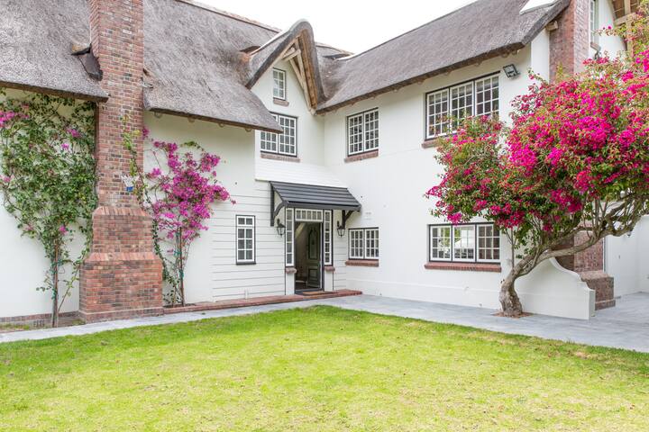 Stunning 5 Star Villa in Constantia gallery image 3