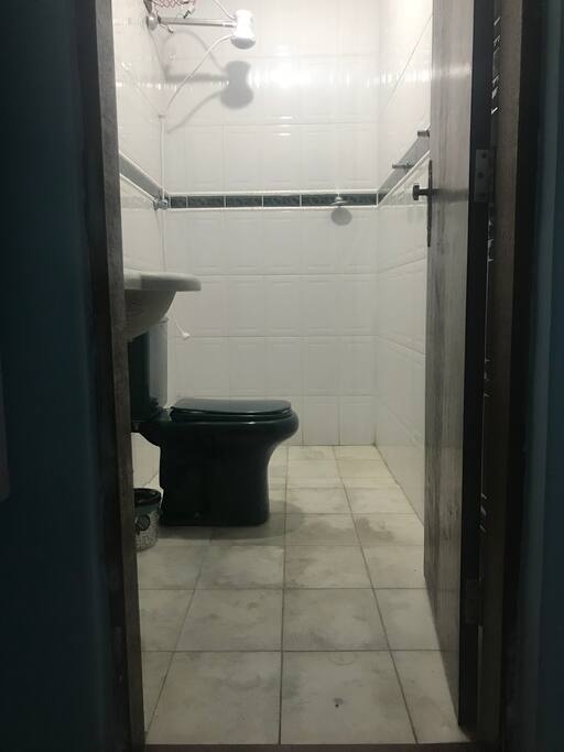 Banheiro individual disponibilizamos toalha, sabonete, pasta de dentes, papel higiênico e sabonete líquido para as mãos caso seja necessário