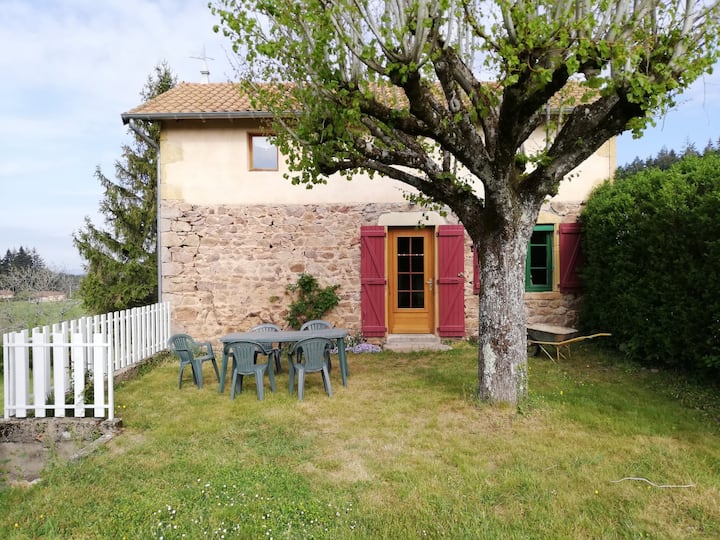 Green setting house with garden in hamlet