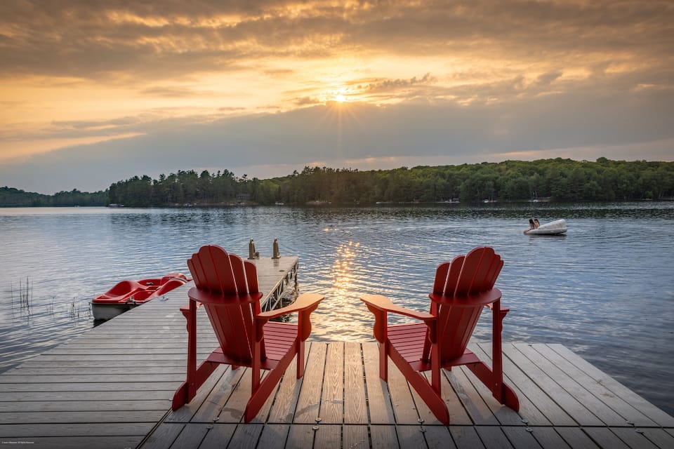 A glass-fronted cottage in the Muskoka woods, Lake of Bays, Ontario, Canada, photo 3 of 10