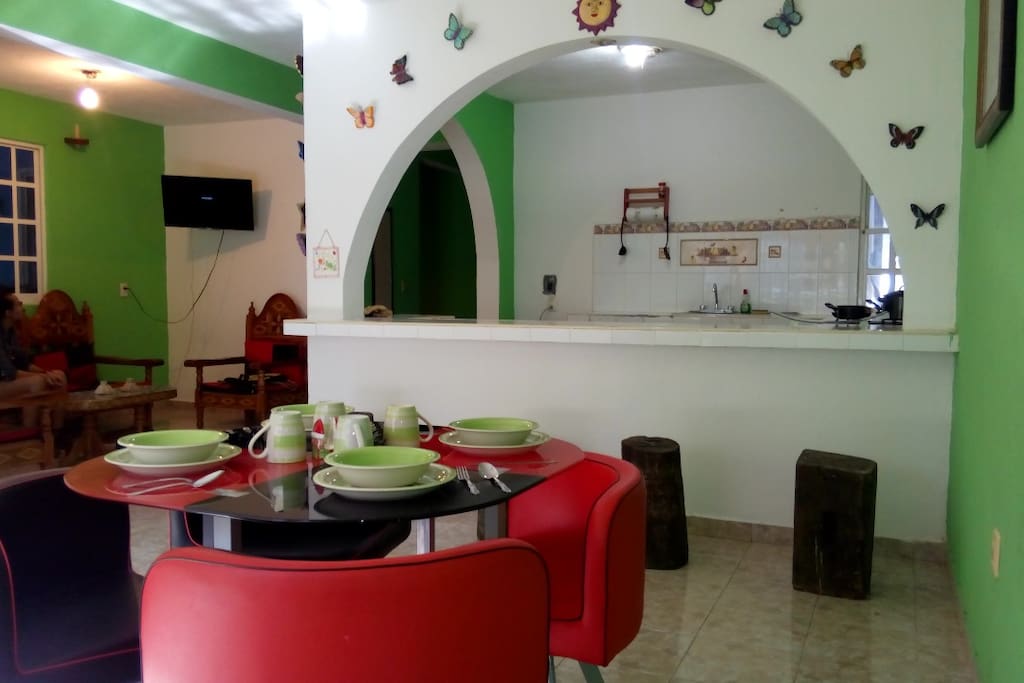 comedor para 4 personas con todo lo necesario para disfrutar de un rico desayuno!