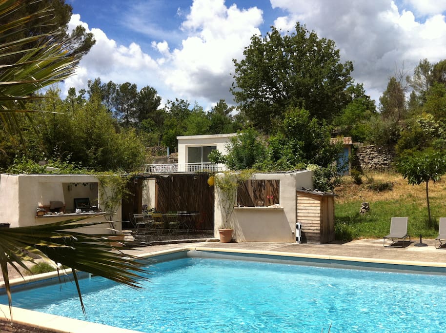 studio au dessus du pool-house de la piscine