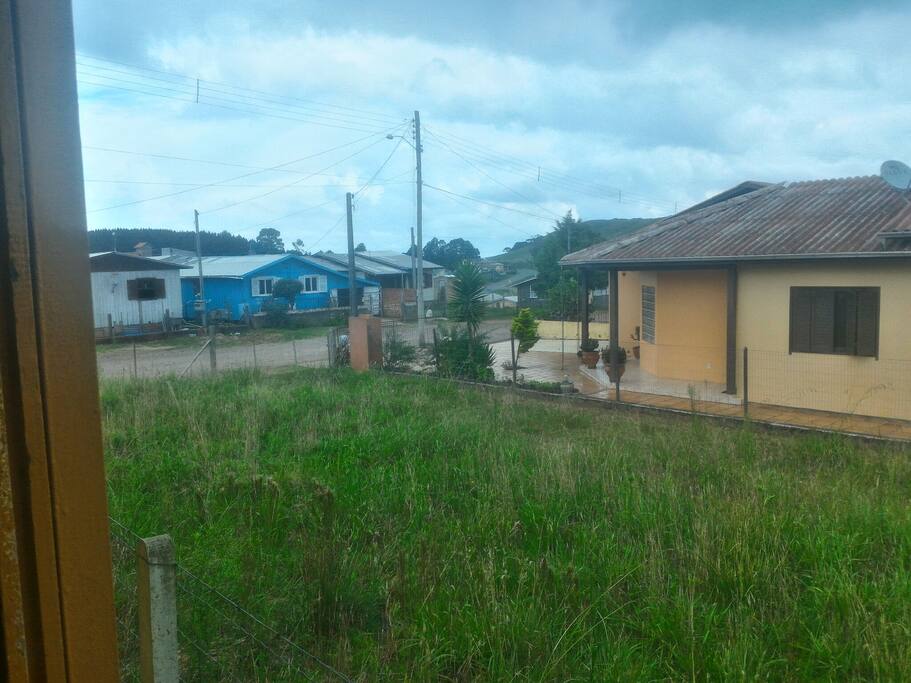 Vista da janela do quarto; o bairro é super tranquilo.