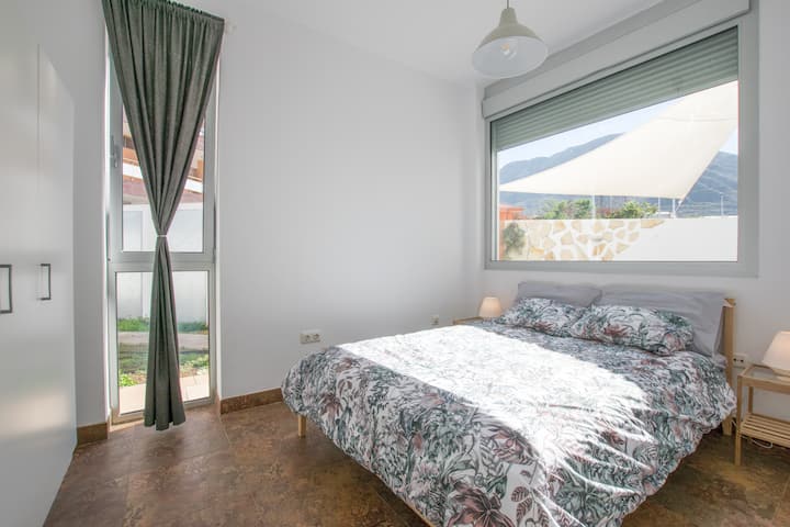 "מיטות נוחות וחדרים מרווחים ומלאי אור ."