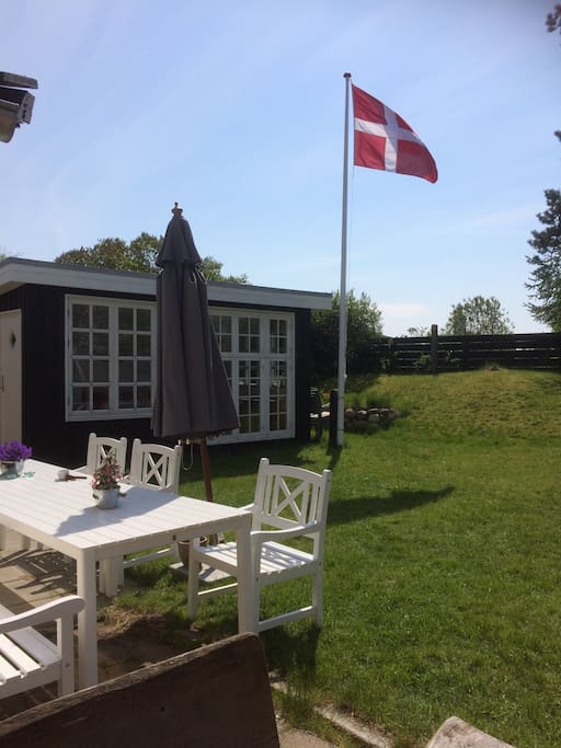 Det hyggelige lysthus Udklit i den frodige solrige sydvest vendte total indhegnede have.